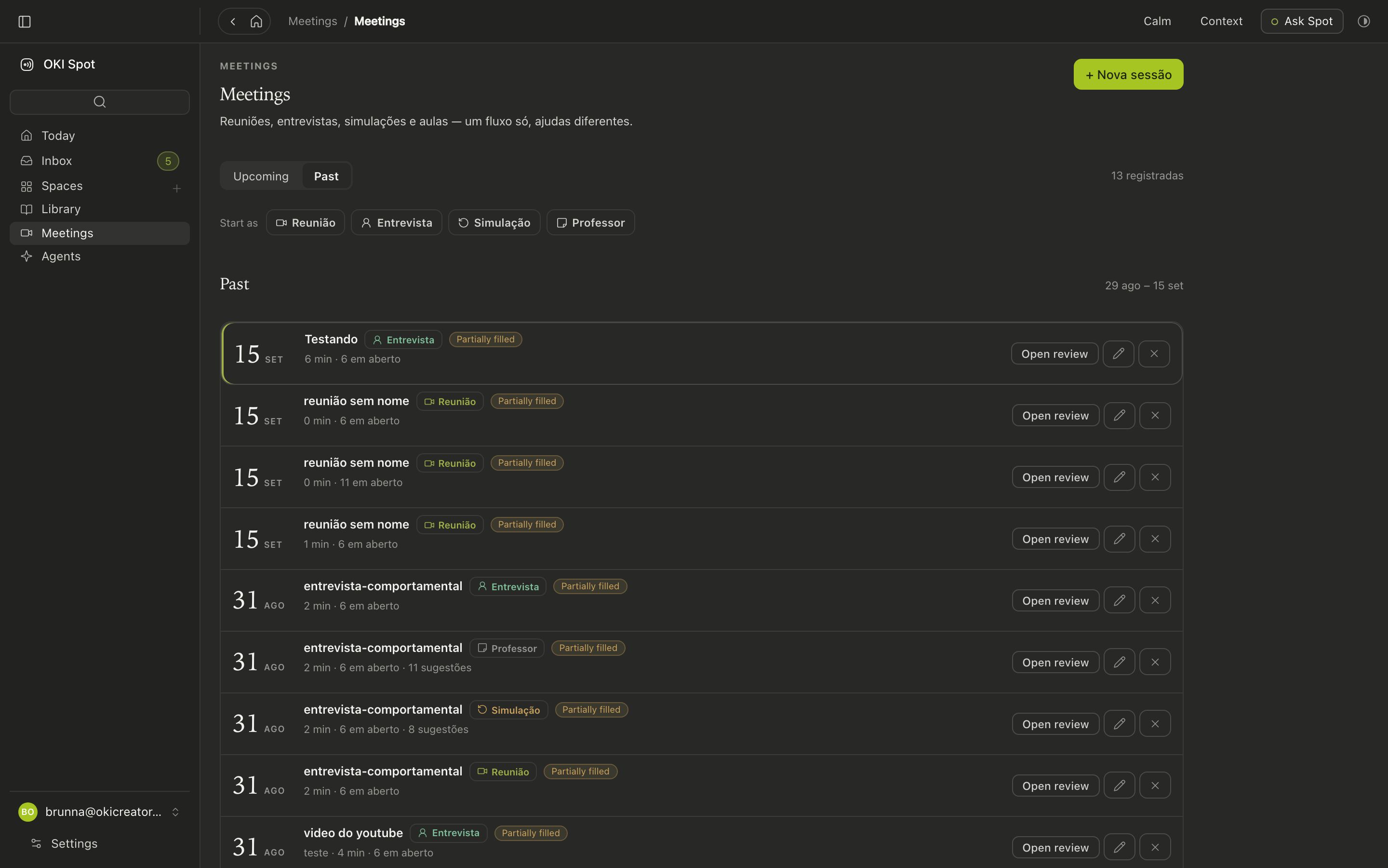 A lista de conversas passadas, no tema escuro, cada uma com o modo, a duração e quantos campos ficaram em aberto.